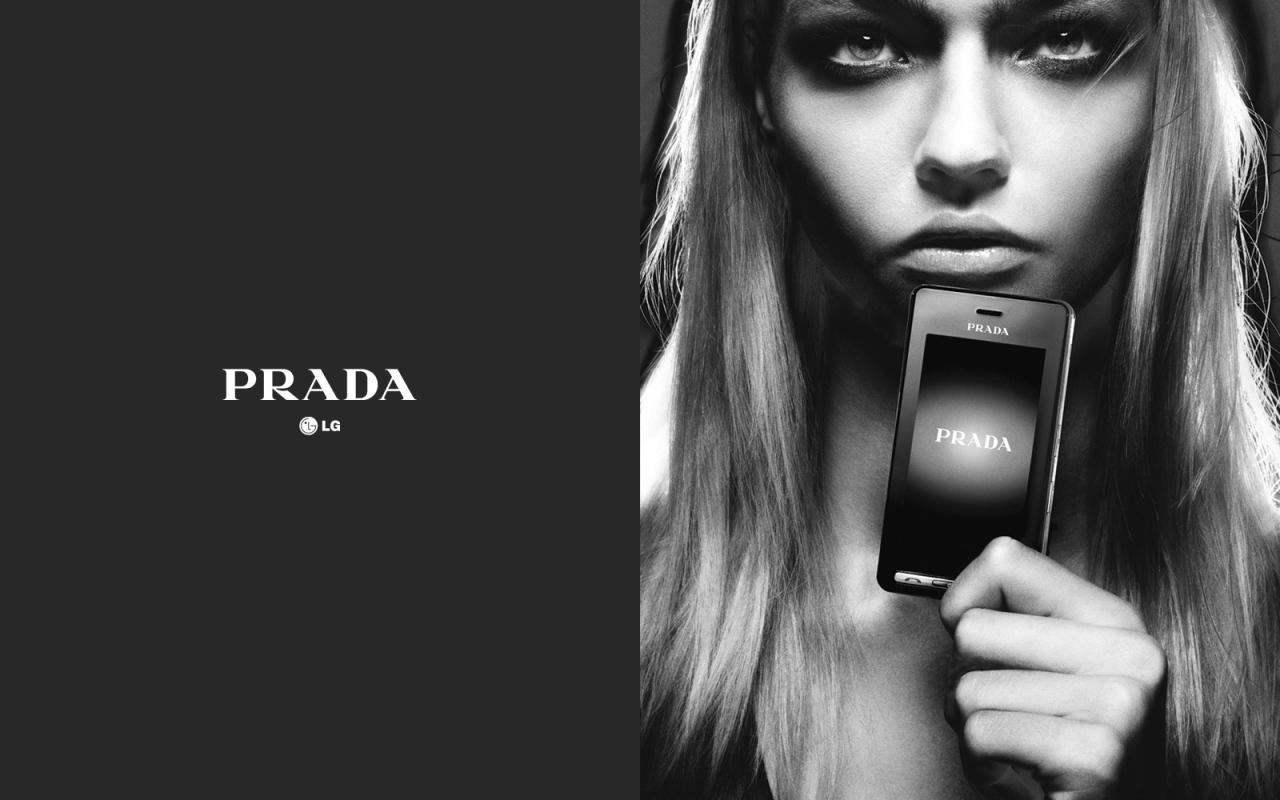 Телефон в дизайне от Prada