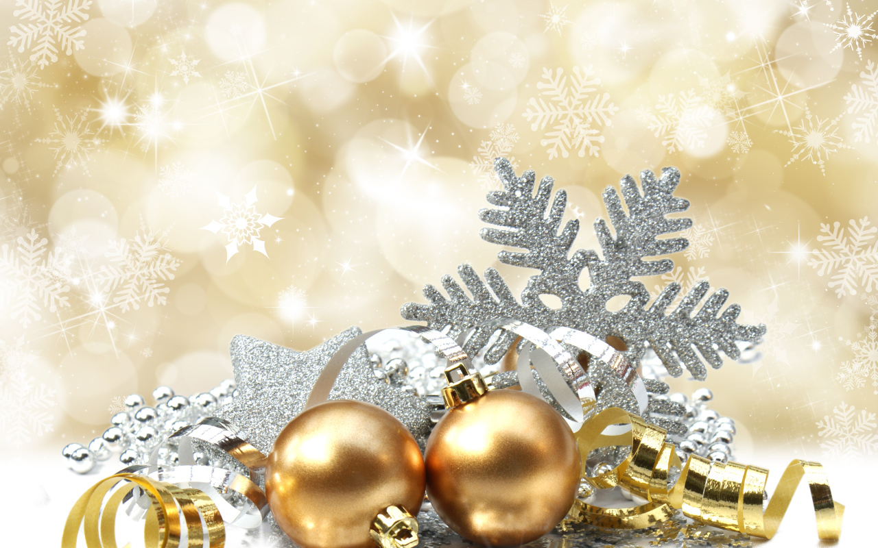 Золотые шары на рождество