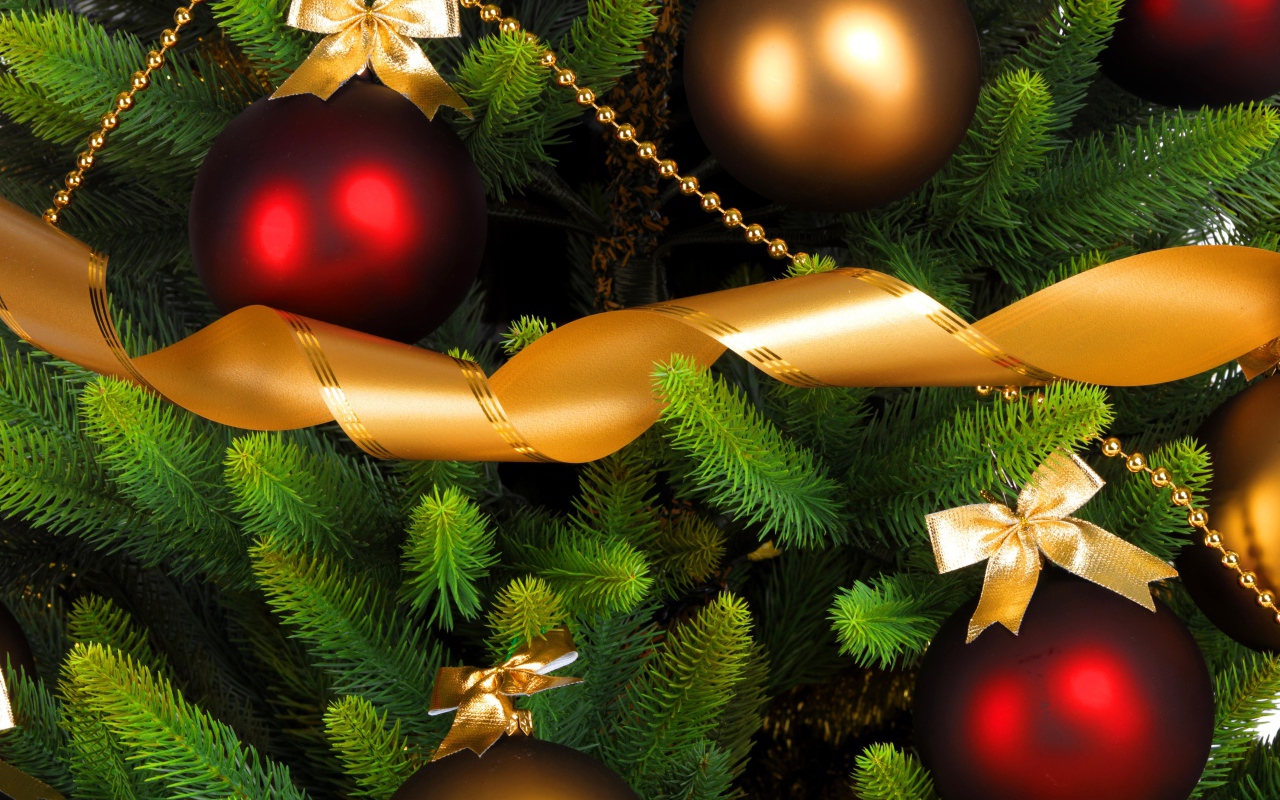 Красные шары на елке