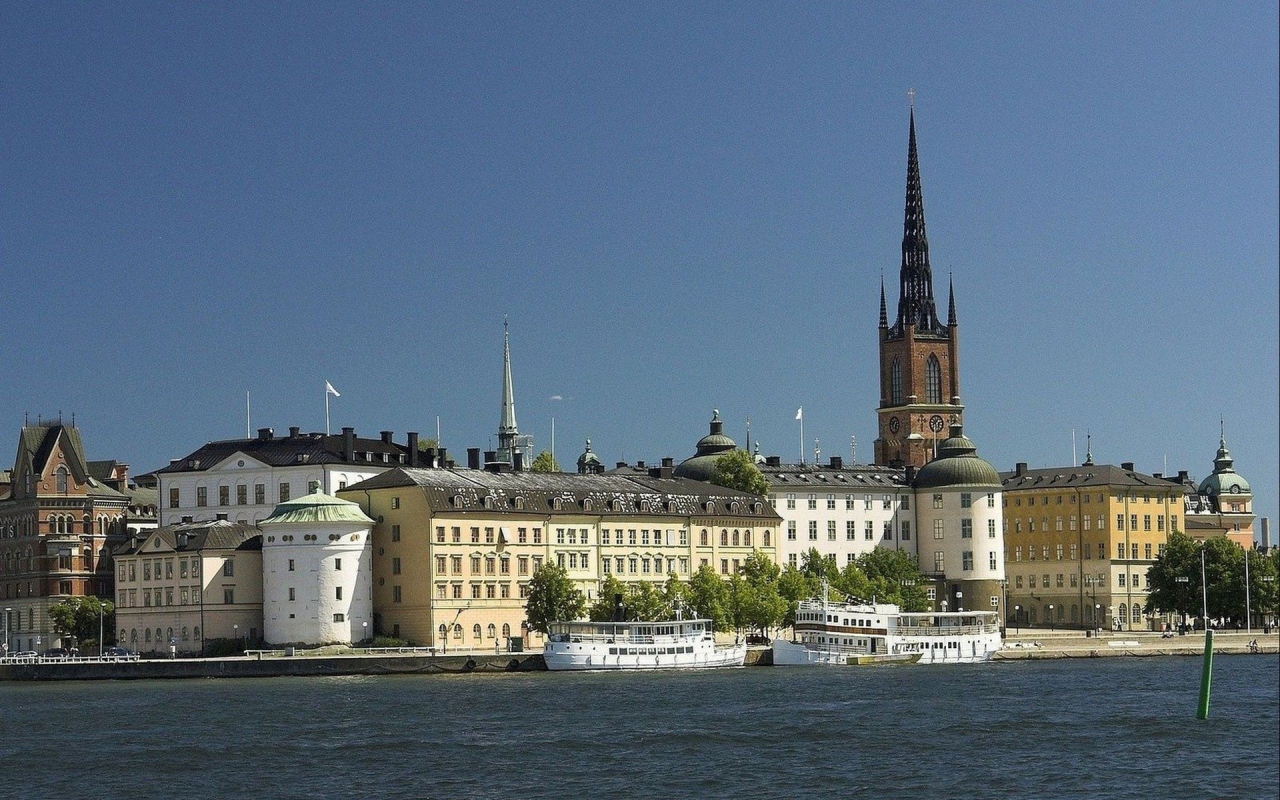 Городской пейзаж с пристанью