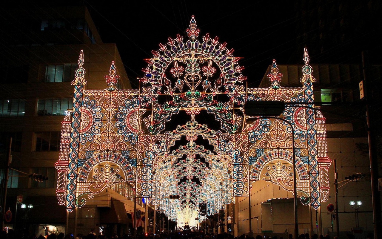 Освещение входа в костел