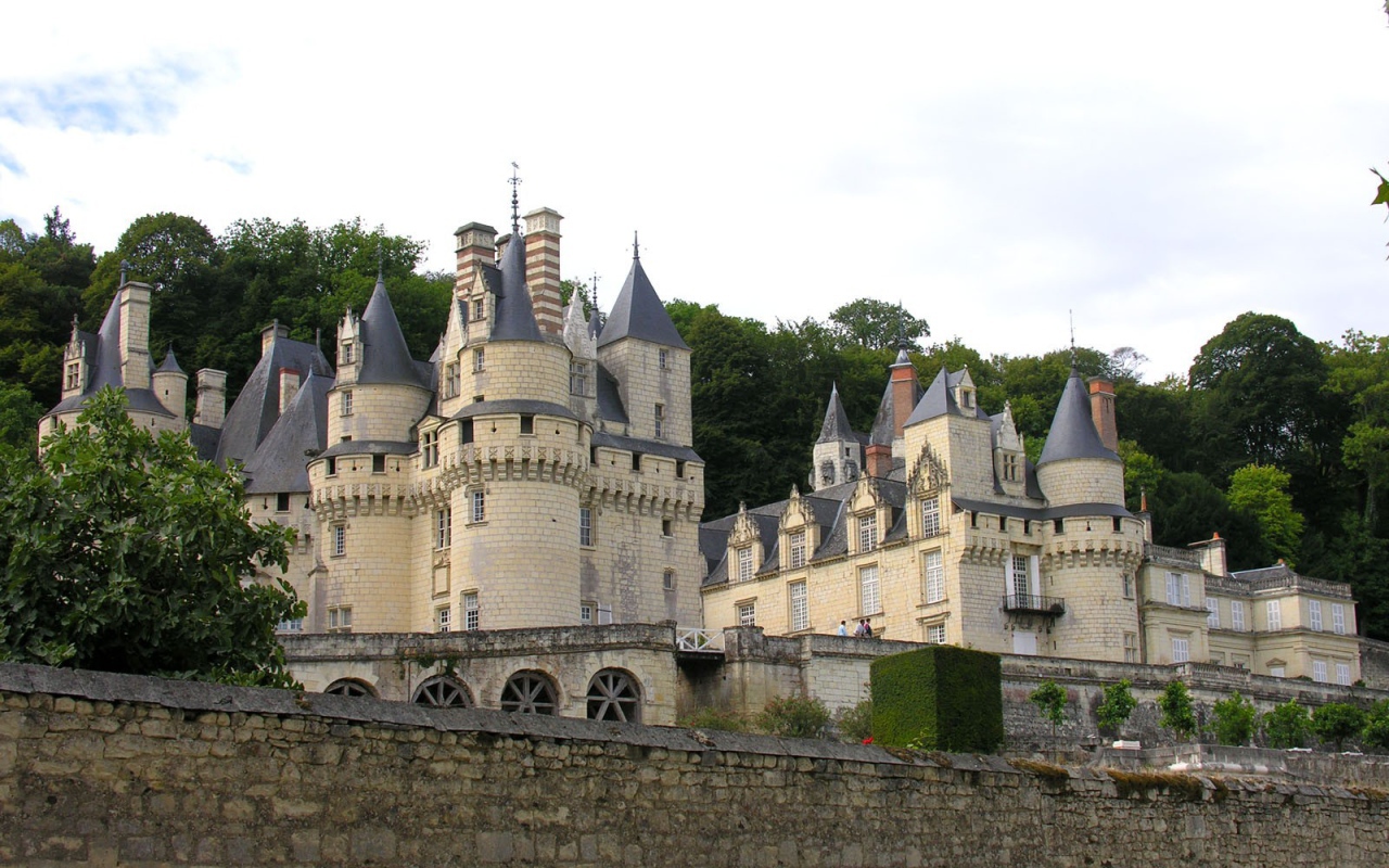 Старинный дворец из желтого камня