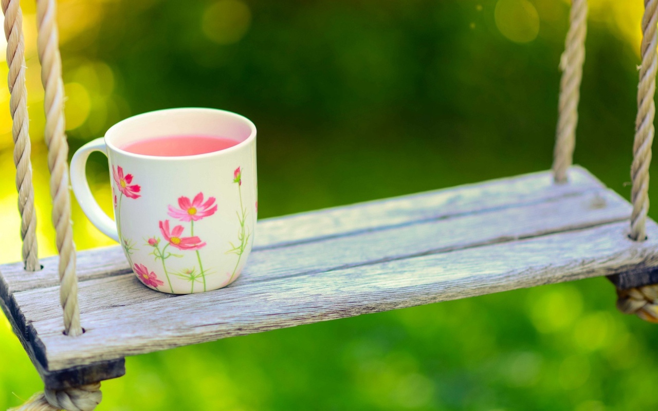 Чашка на качелях