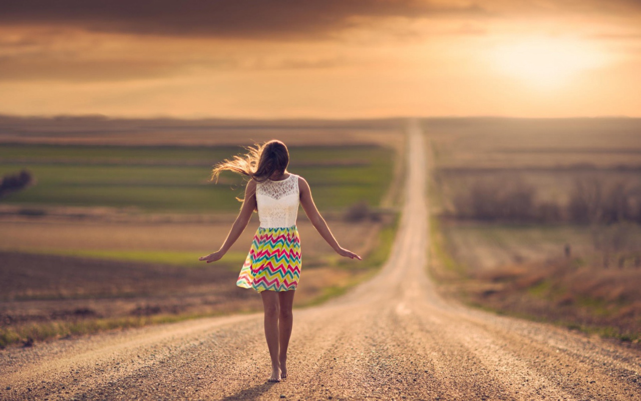 Девушка на грунтовой дороге