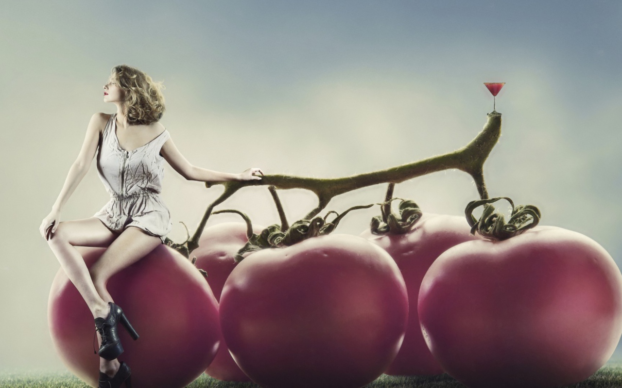 Девушка на томатах