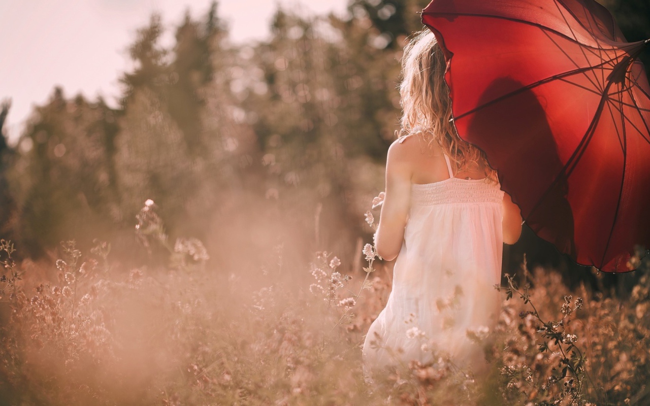 Девушка с красным зонтом