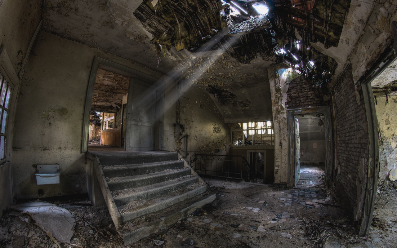 Разрушенный дом с дырой в потолке