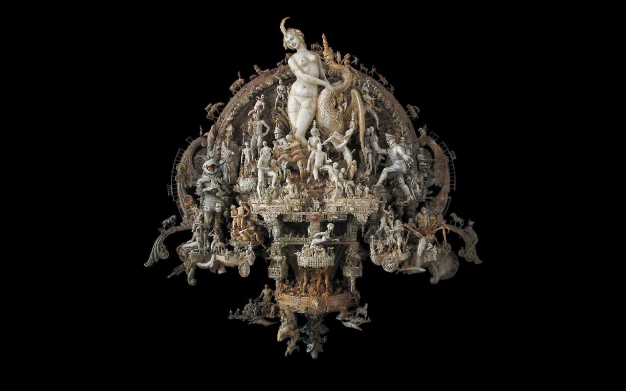 Скульптуры на черном фоне