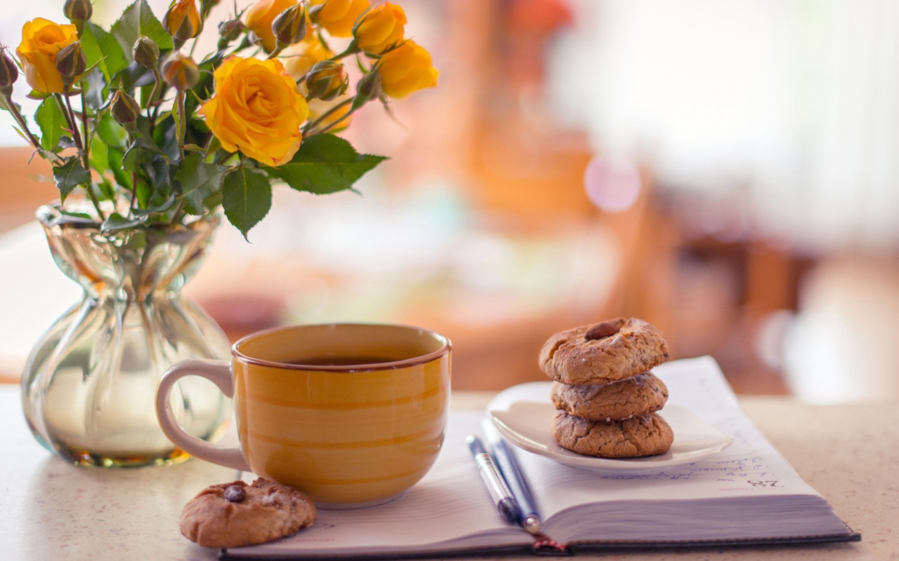 Чайные розы в прозрачной вазе