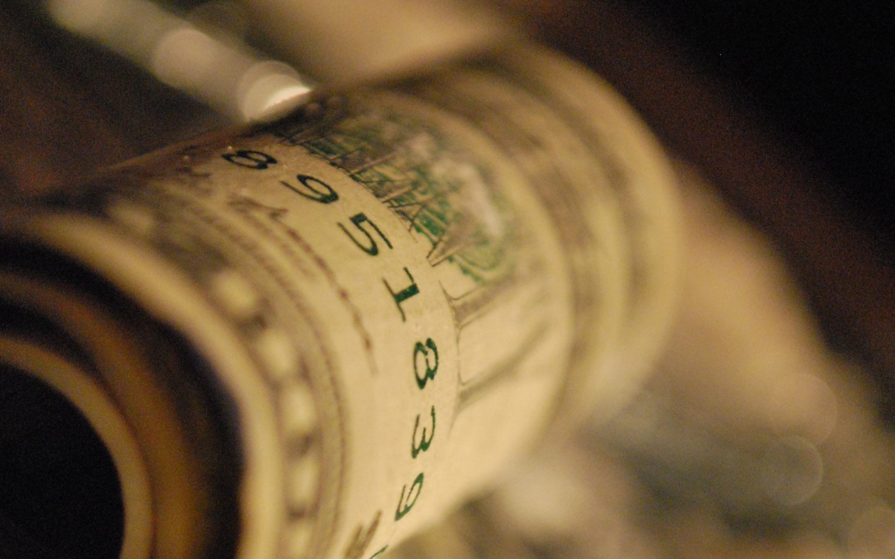 Доллар скрученный в рулон