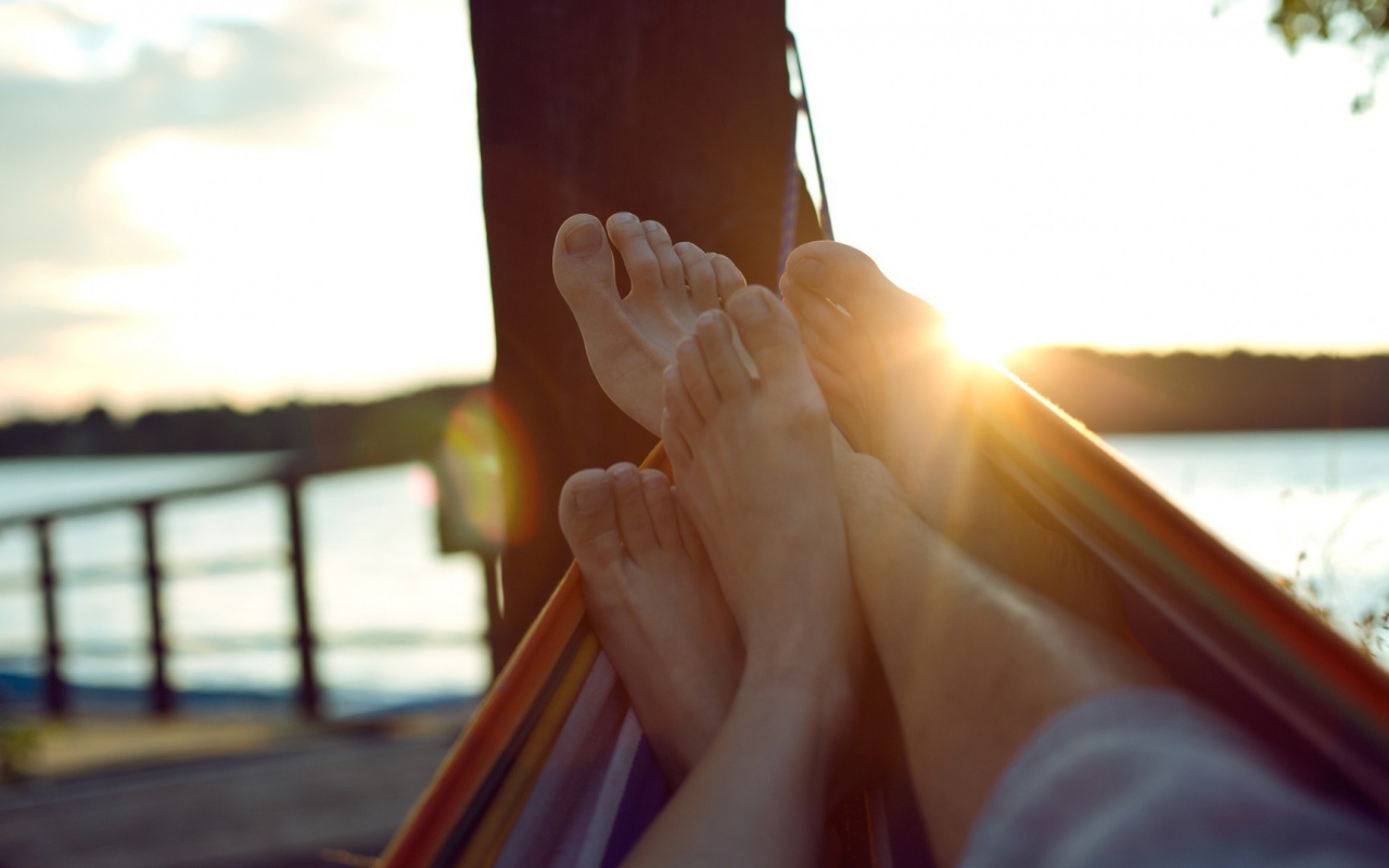 Переплетённая пара ног