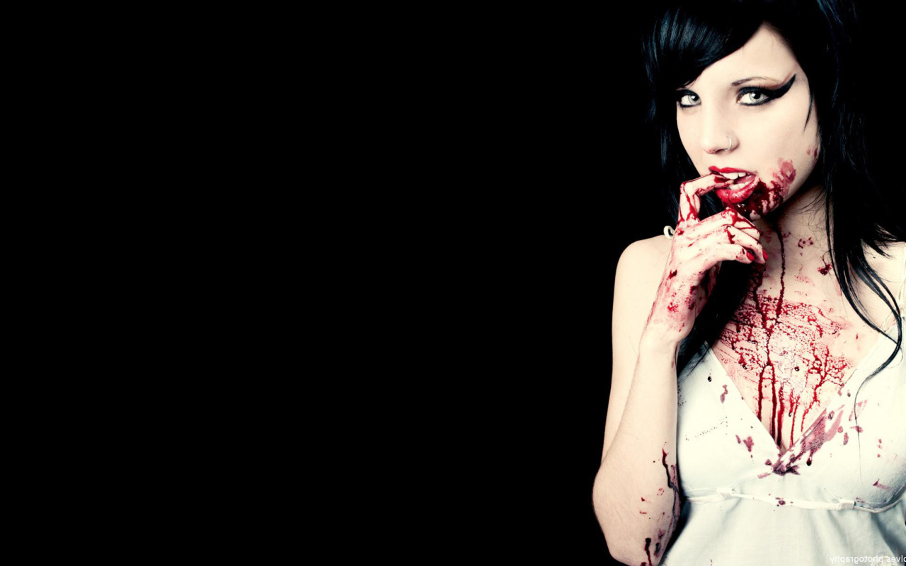 Окровавленная девушка вампир
