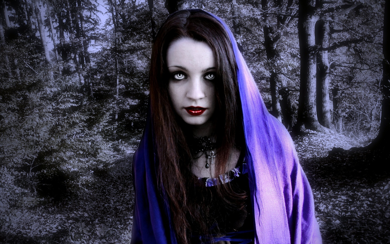 Накидка на голове у девушки вампира