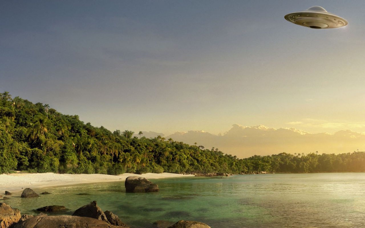 Летающая тарелка над пляжем