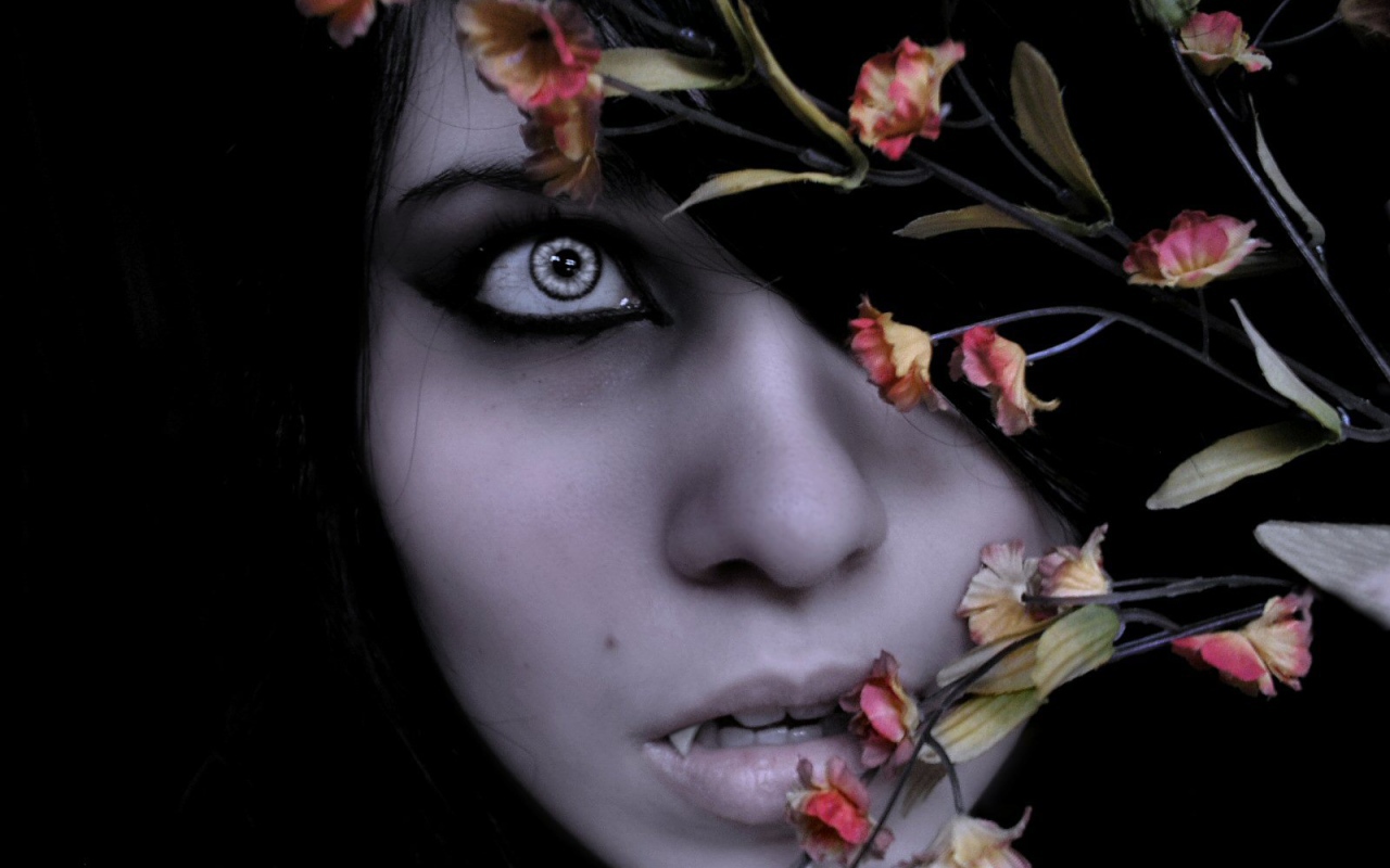 Вампир девушка в цветах