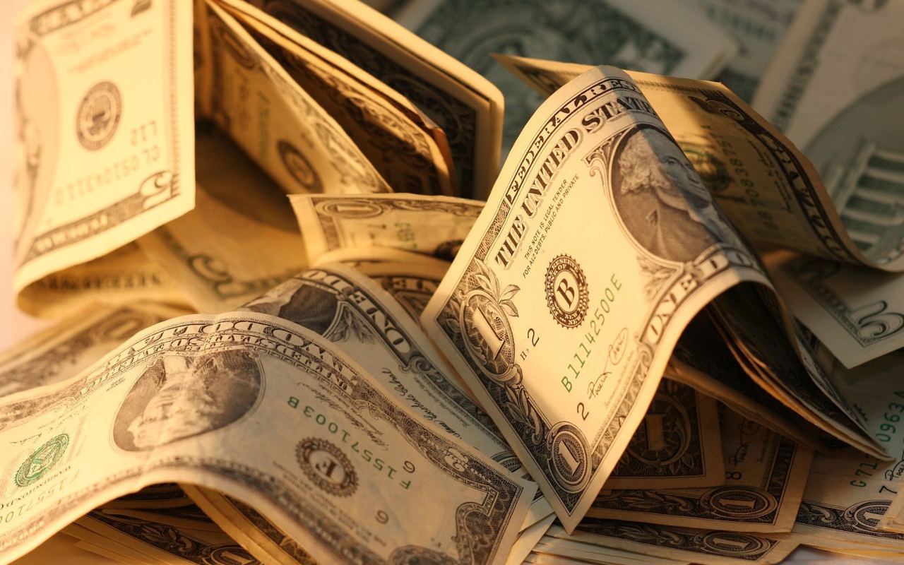 Доллары в лучах солнца