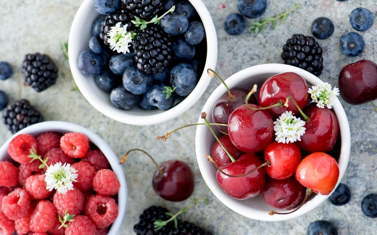 Чашки с фруктами