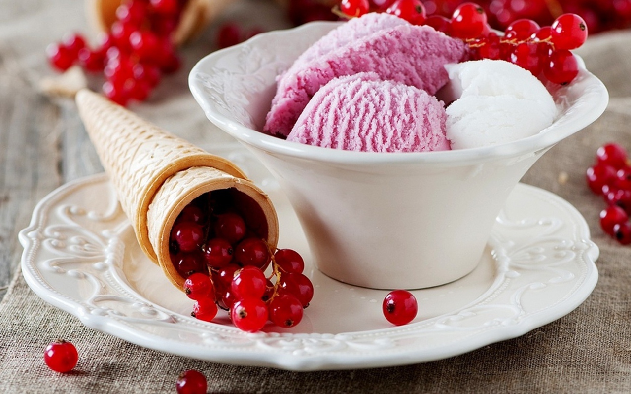 Мороженное с красной смородиной