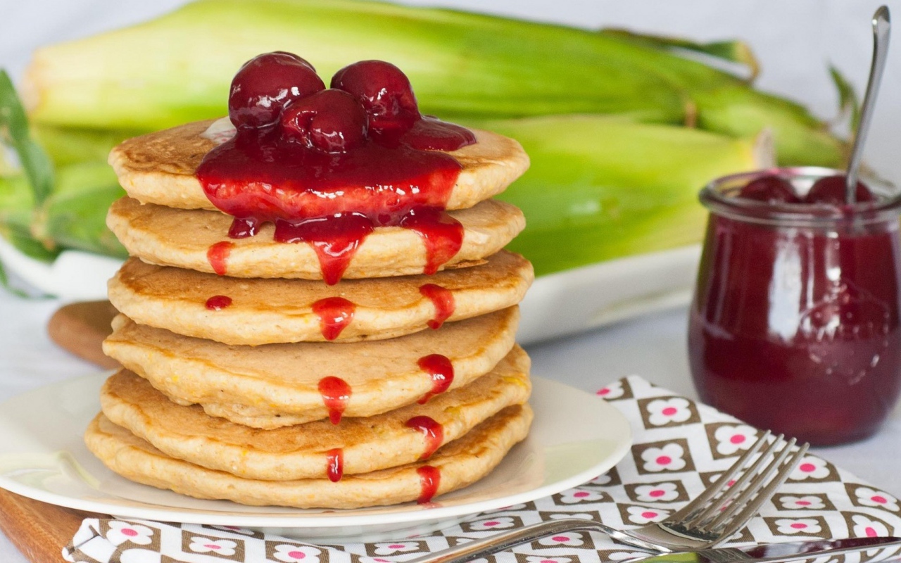 Оладьи с вишневым вареньем