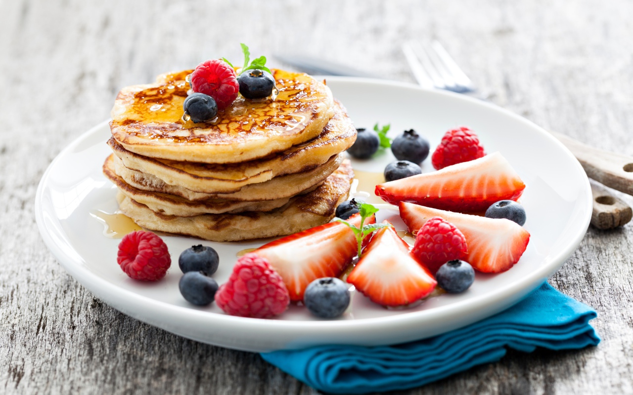 Оладьи с медом и ягодами