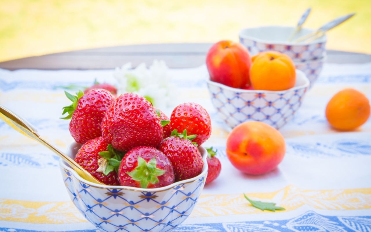 Клубника и абрикосы на десерт