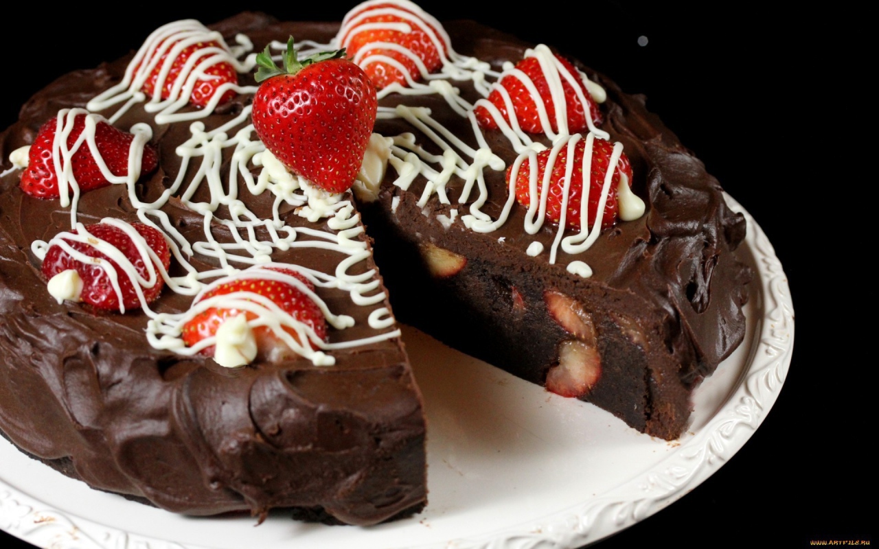 Шоколадный пирог с клубникой