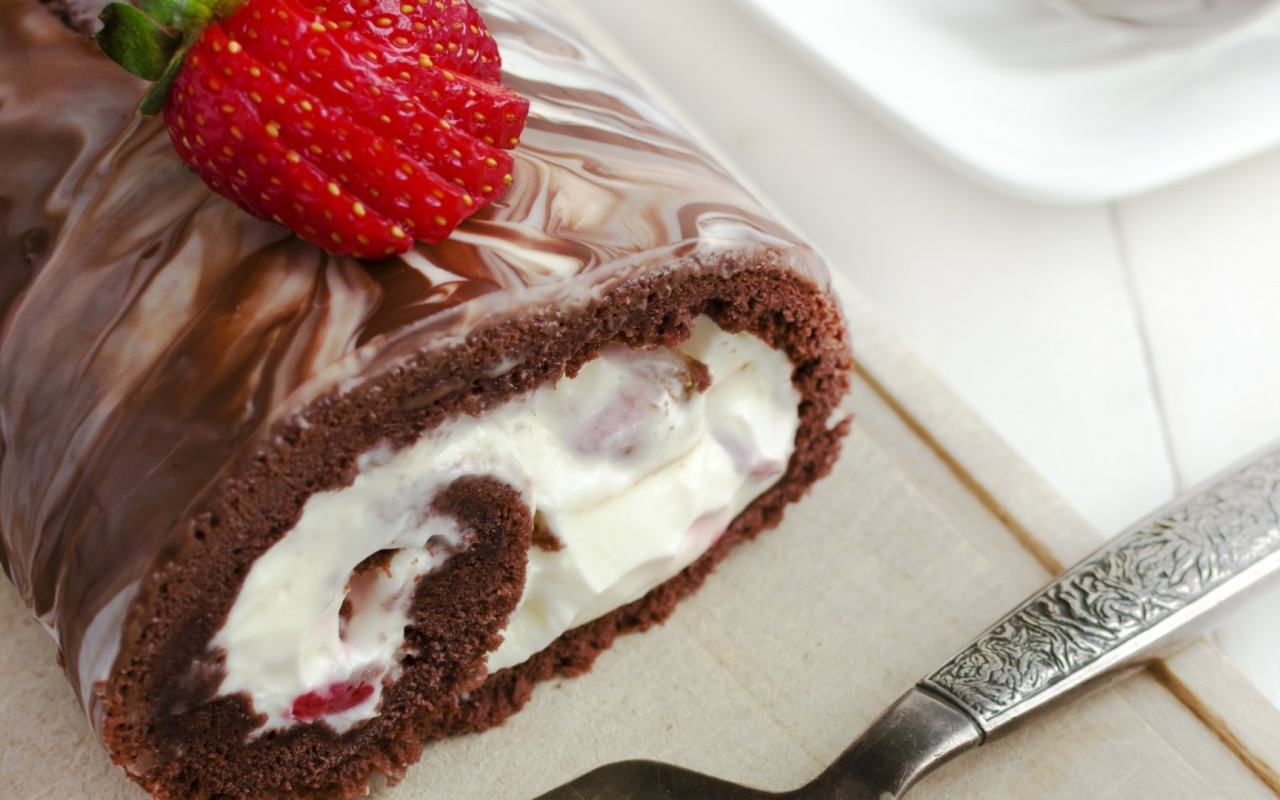 Шоколадный рулет с клубникой