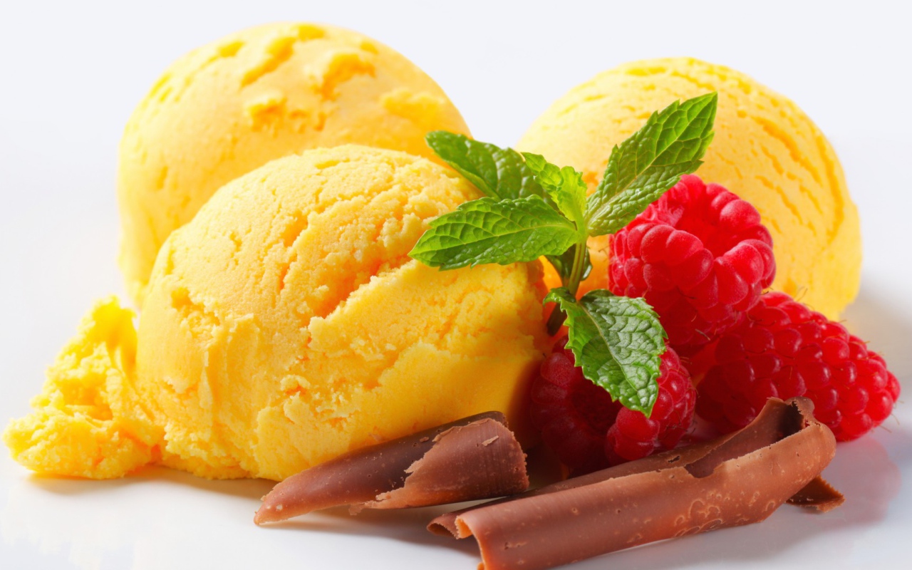 Лимонное мороженое с малиной