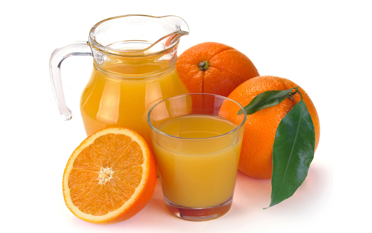 Апельсиновый сок в кувшине