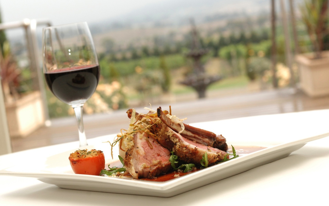 Жареные ребрышки и вино