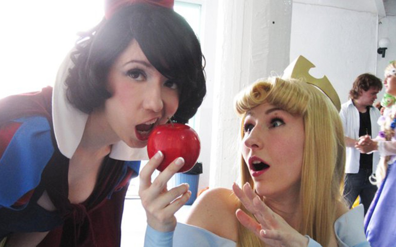 Брюнетка кусает яблоко