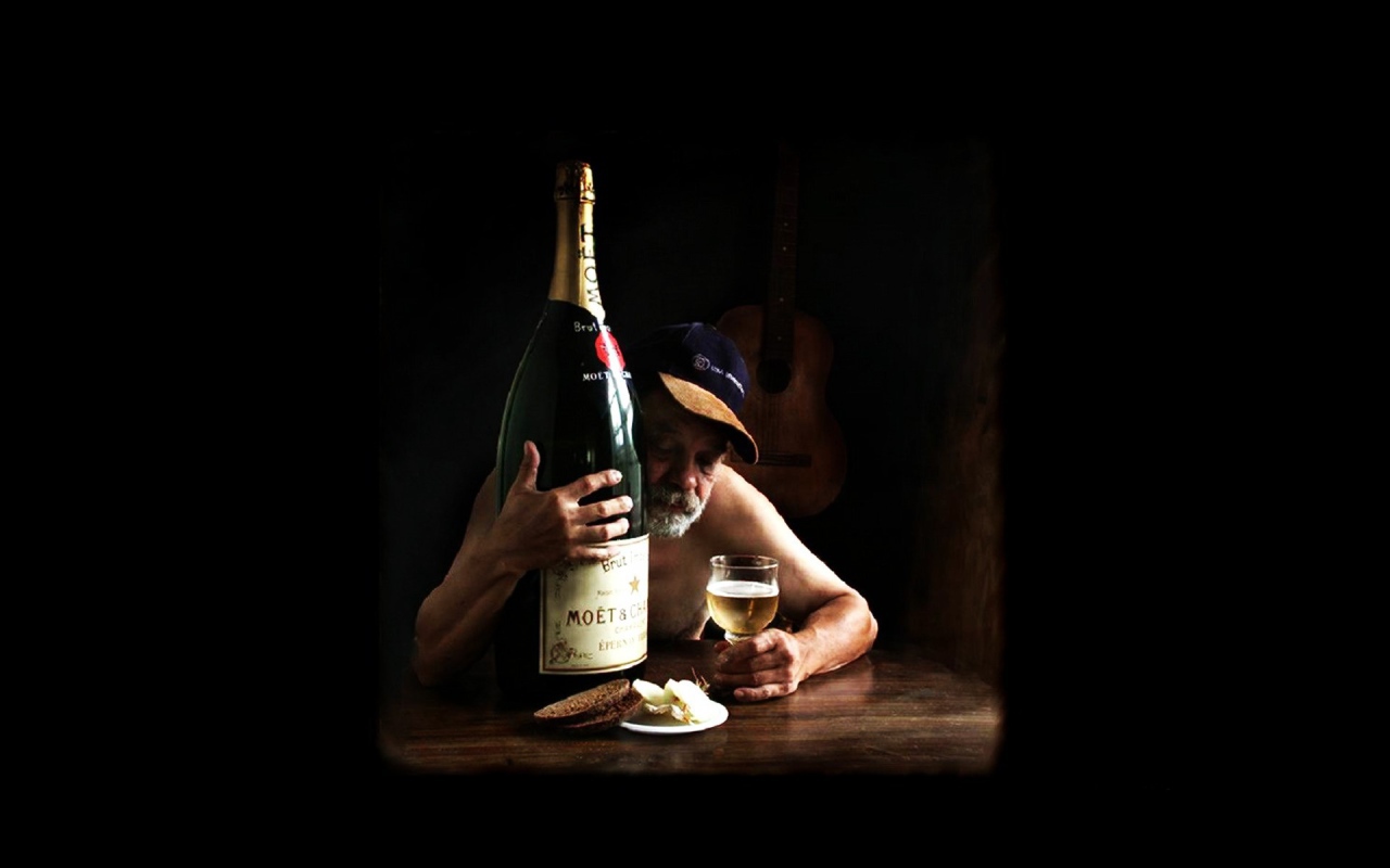 Мужик с большой бутылкой шампанского