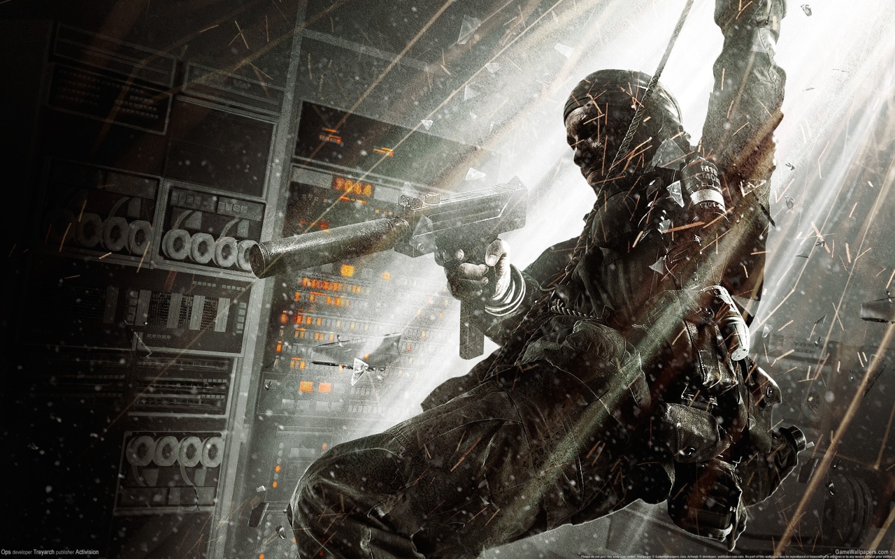 Солдат в снаряжении с автоматом