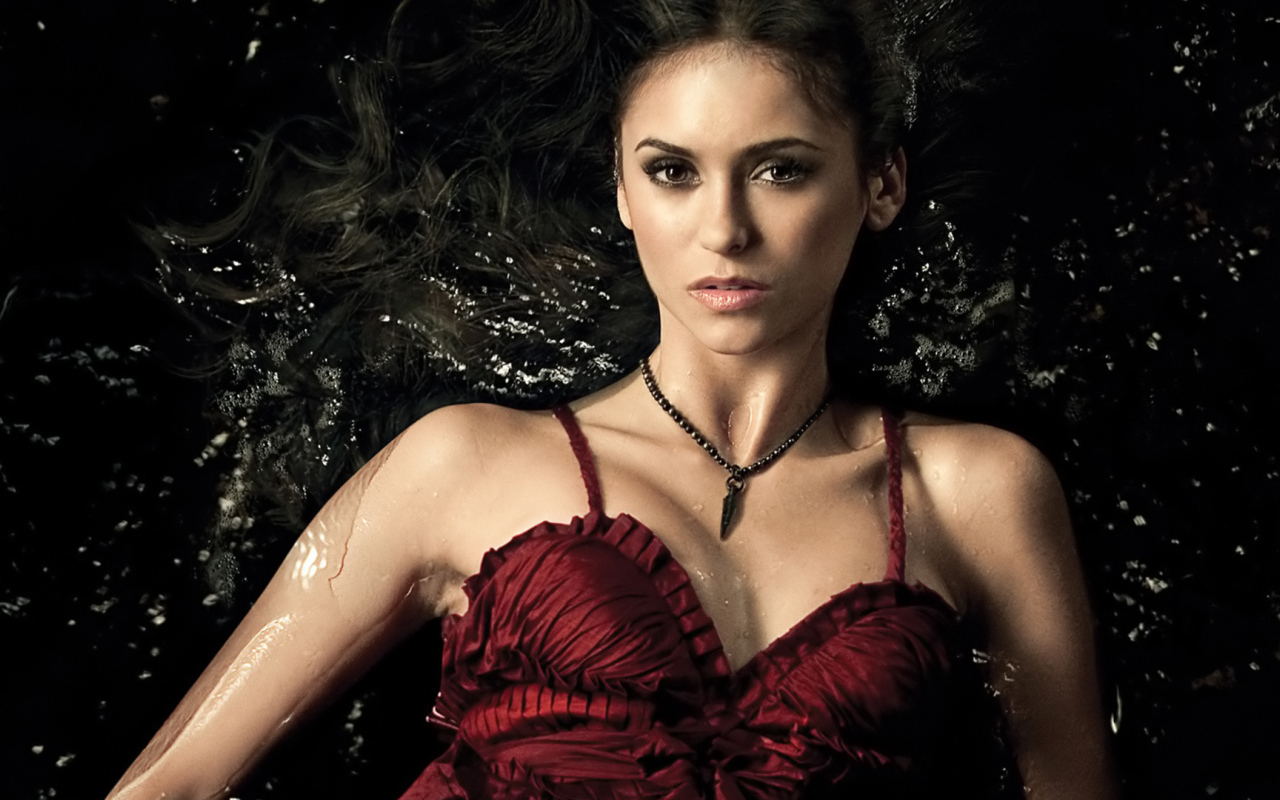  Актриса Нина Добрев