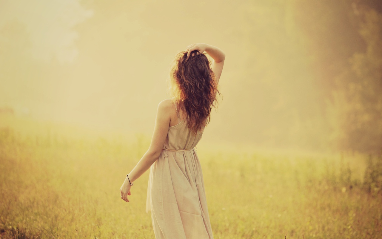 Девушка в льняном платье