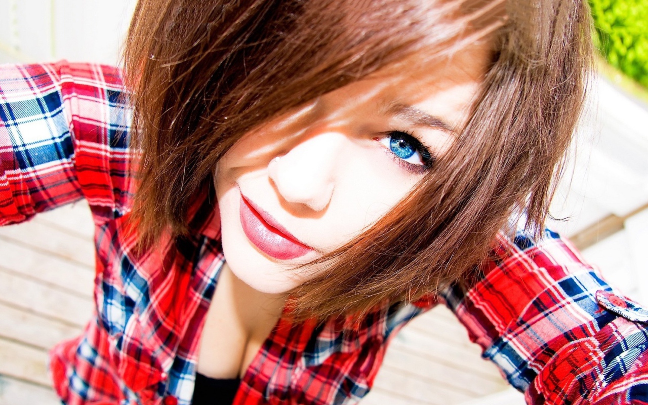 Девушка в клетчатой рубашке