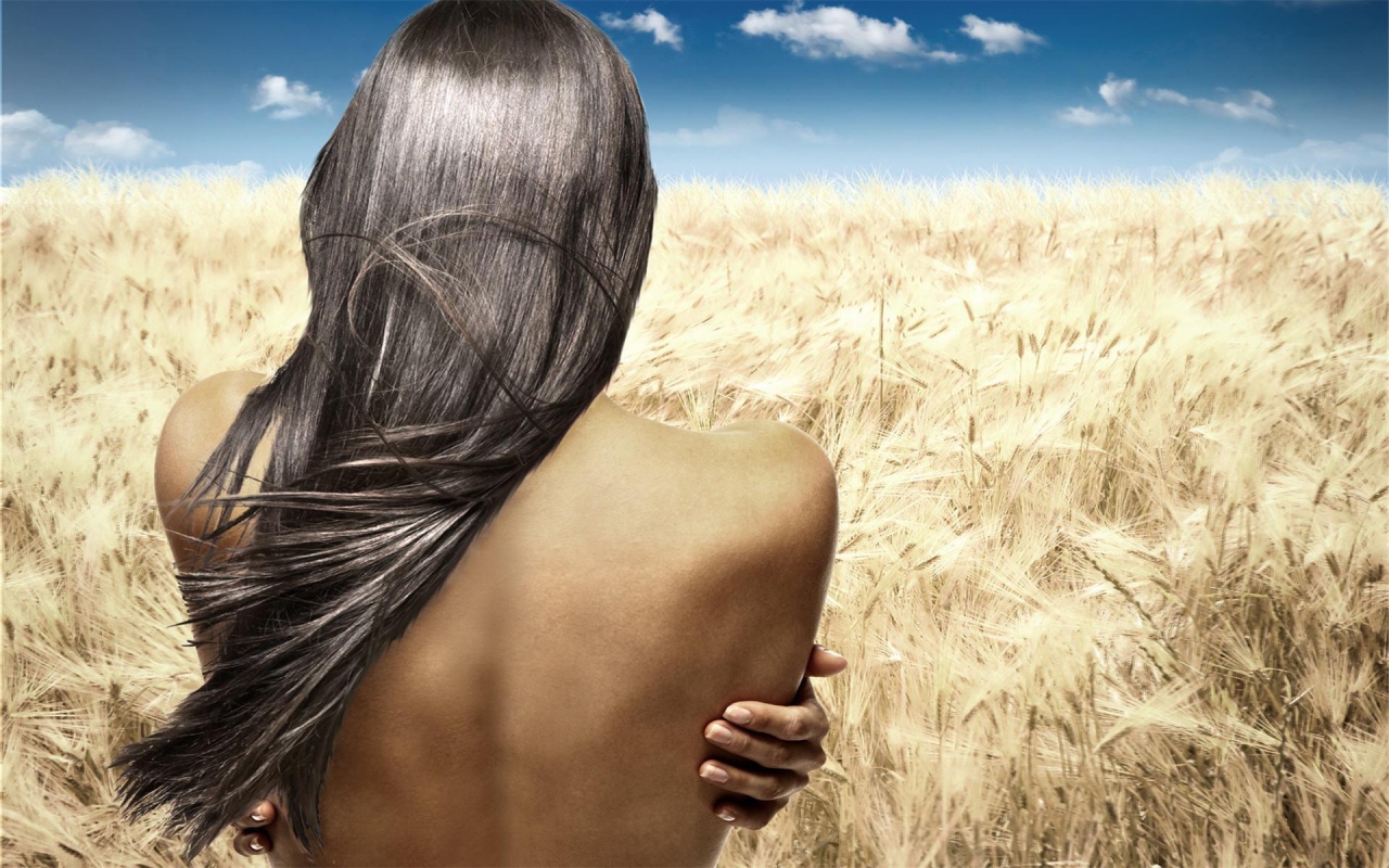 Девушка в ржаном поле