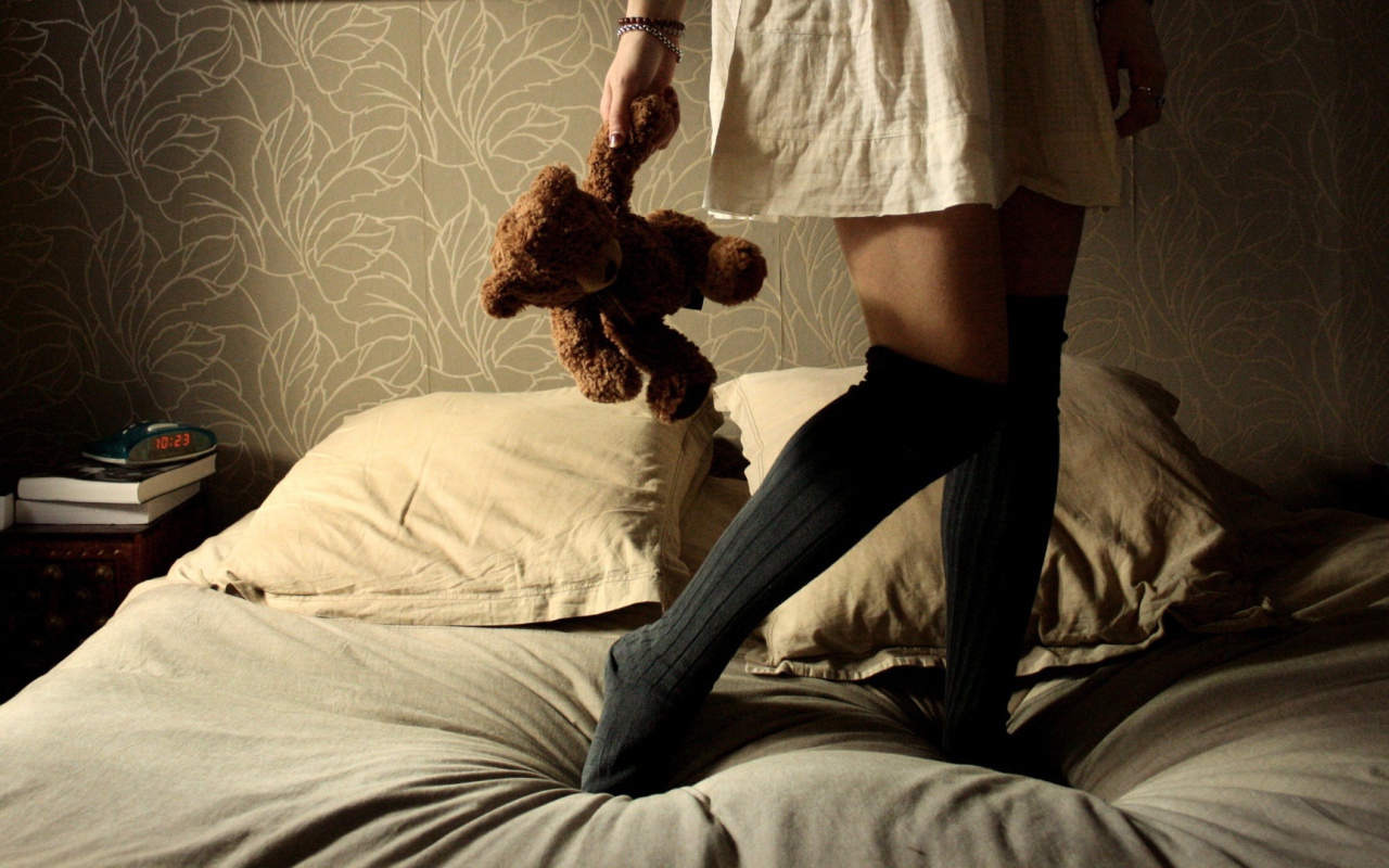 Девушка с плюшевым медведем