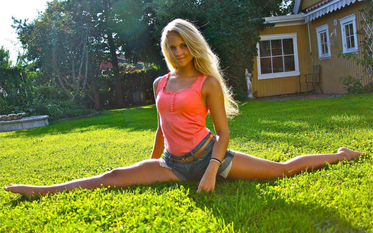 Девушка села на шпагат