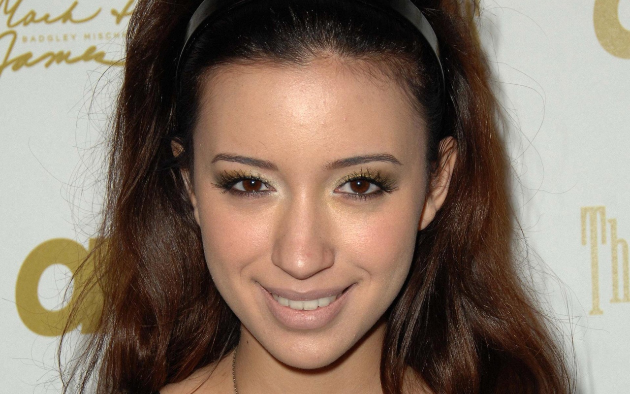 Очаровательная Кристиан Серратос