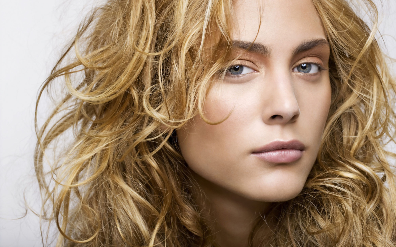 Популярная актриса Нора Арнезедер