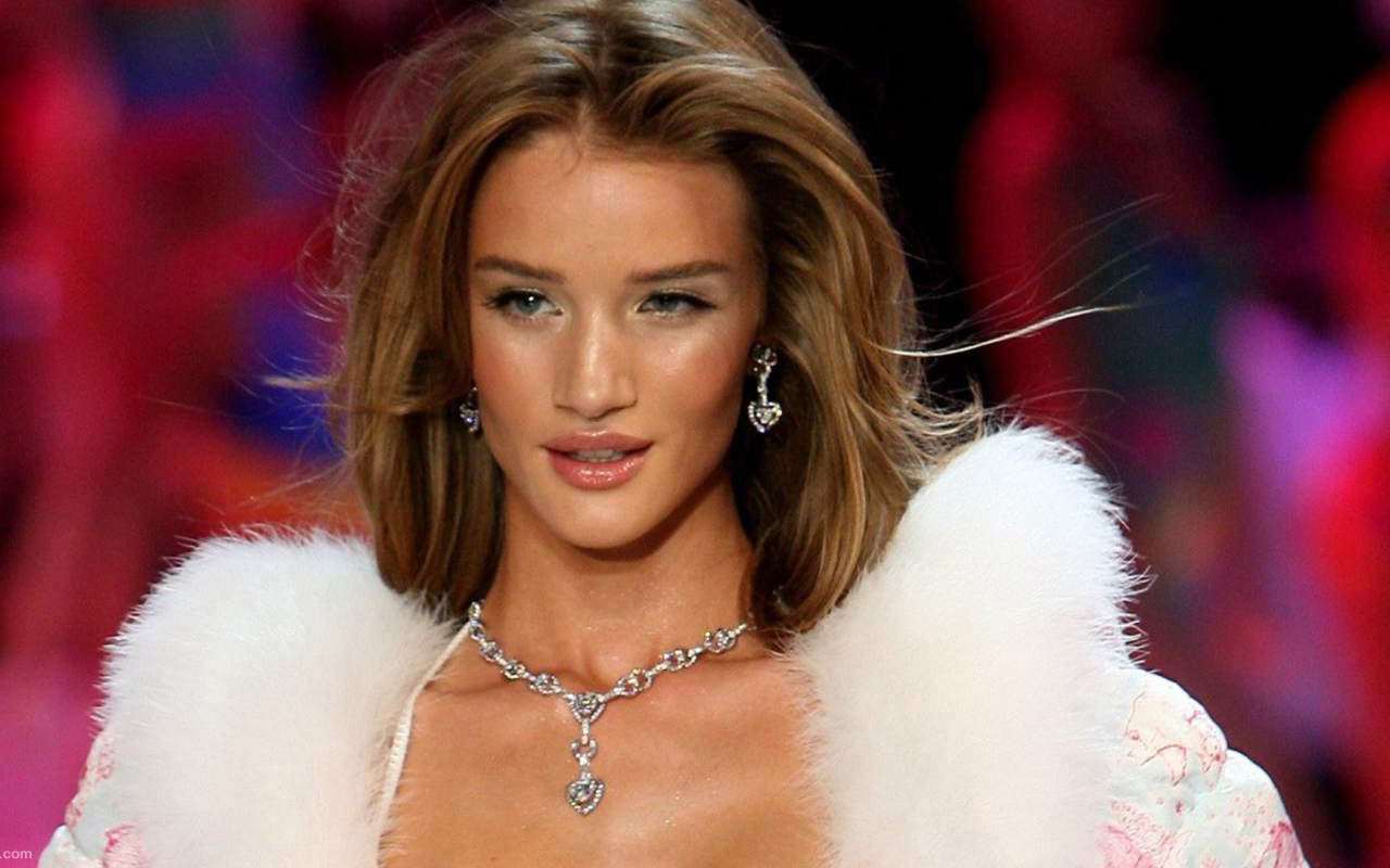 Известная звезда Роузи Хантингтон-Уайтли