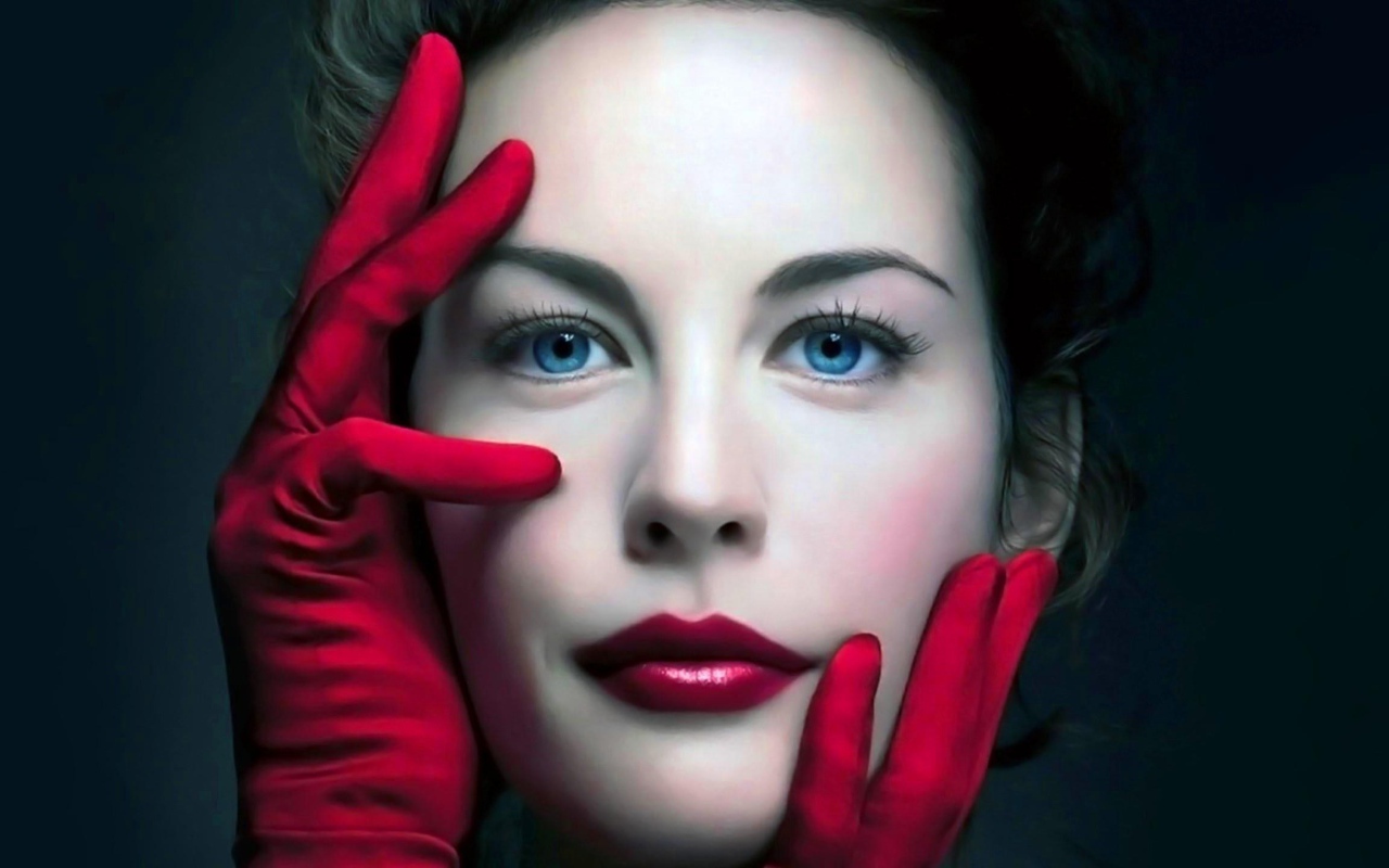 Актриса в красных перчатках