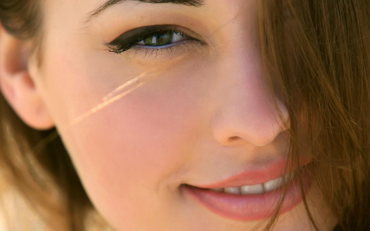 Красивые ресницы у девушки