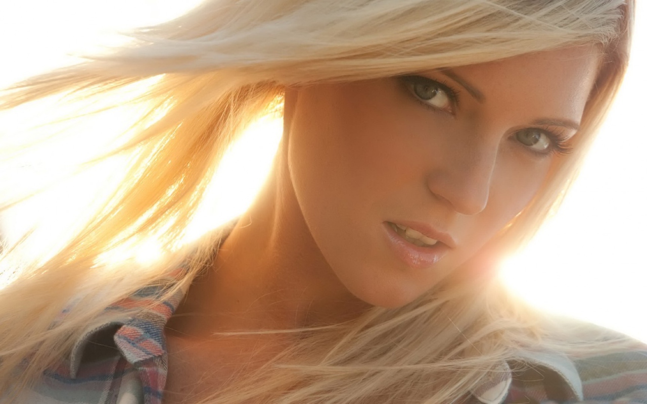 Блондинка на закате