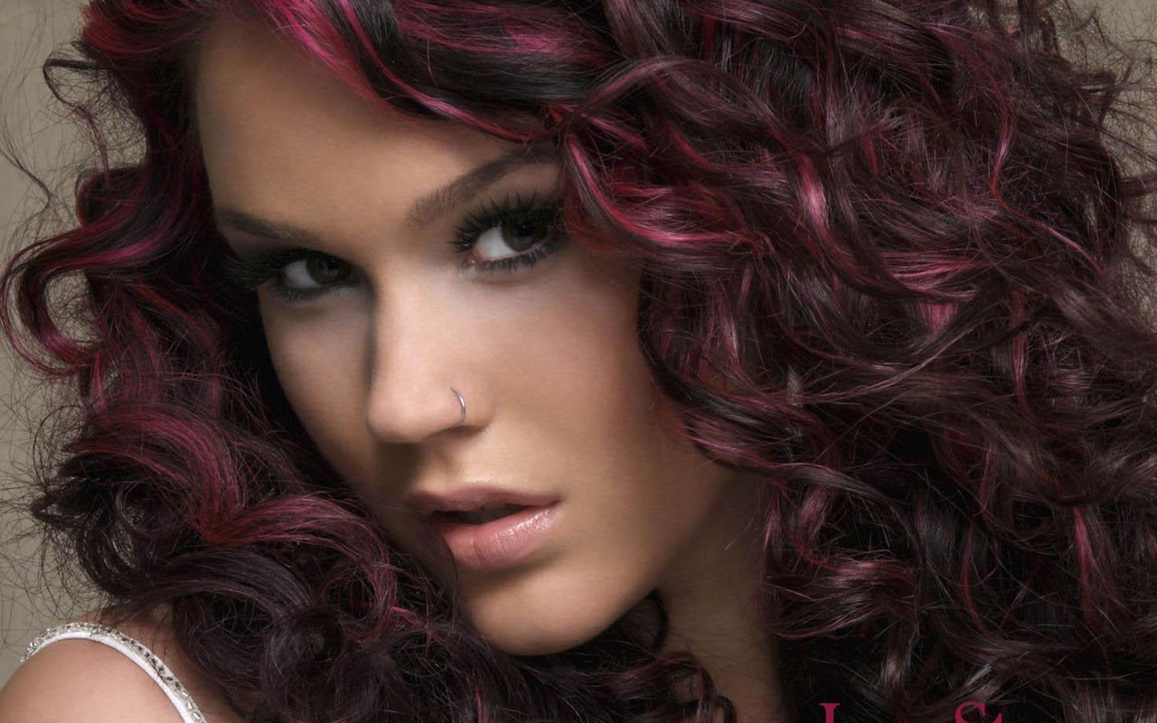 Кудрявая брюнетка