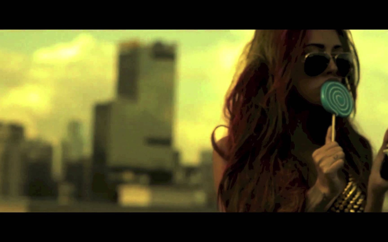 Диана Мелисон с леденцом