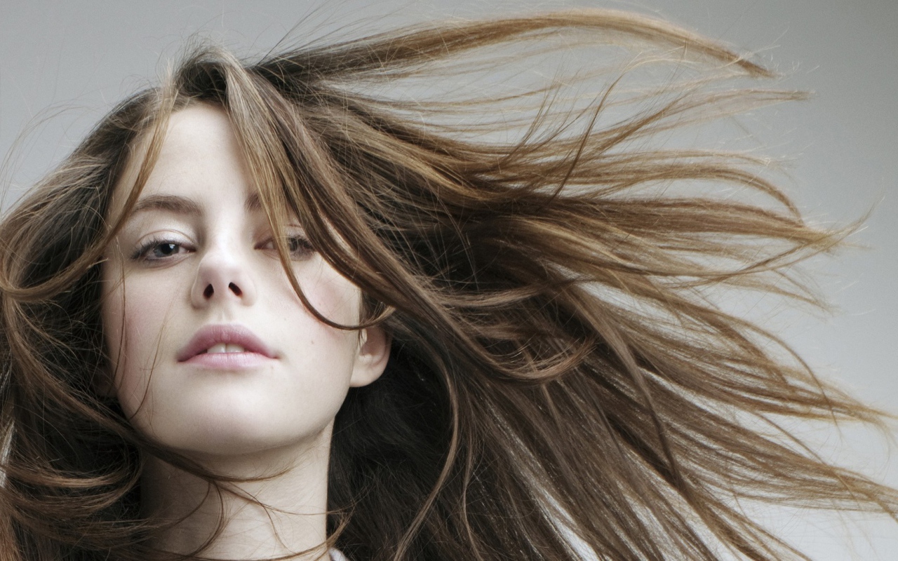 Девушка с развевающимися волосами