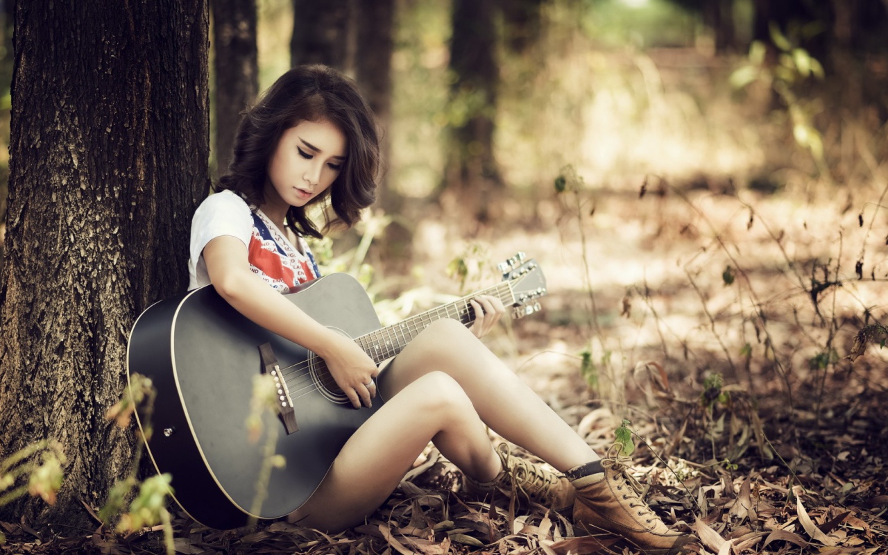 Девушка с гитарой