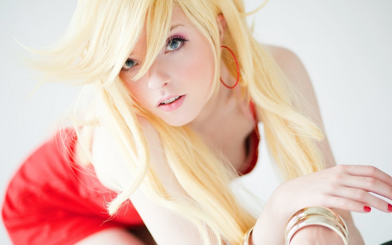 Портрет блондинки с серьгами